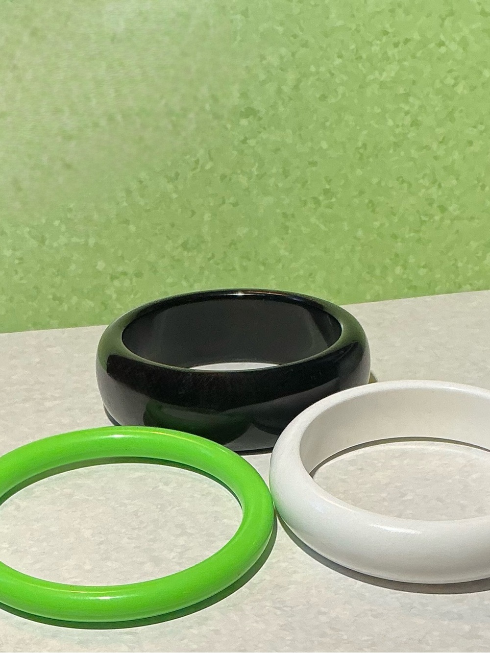 Vintage Stackable Bangles Set of 3 Summertime Lime, White, Black Plastic Bangers - Picture 11 of 11